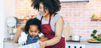 À quel âge un enfant peut-il aider en cuisine ?